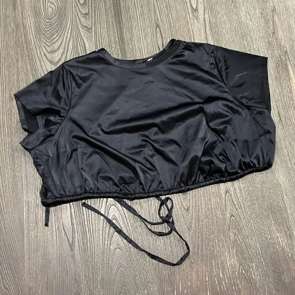 NWT Skims Shine Satin Crop Top Short Sleeve Open Back Crewneck Stretch Onyx 2X